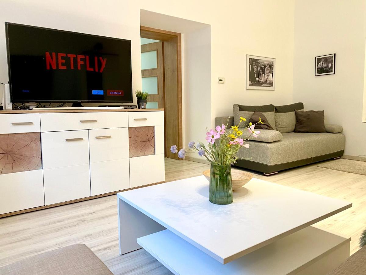 James Bond Apartment Old Town Bratislava Extérieur photo