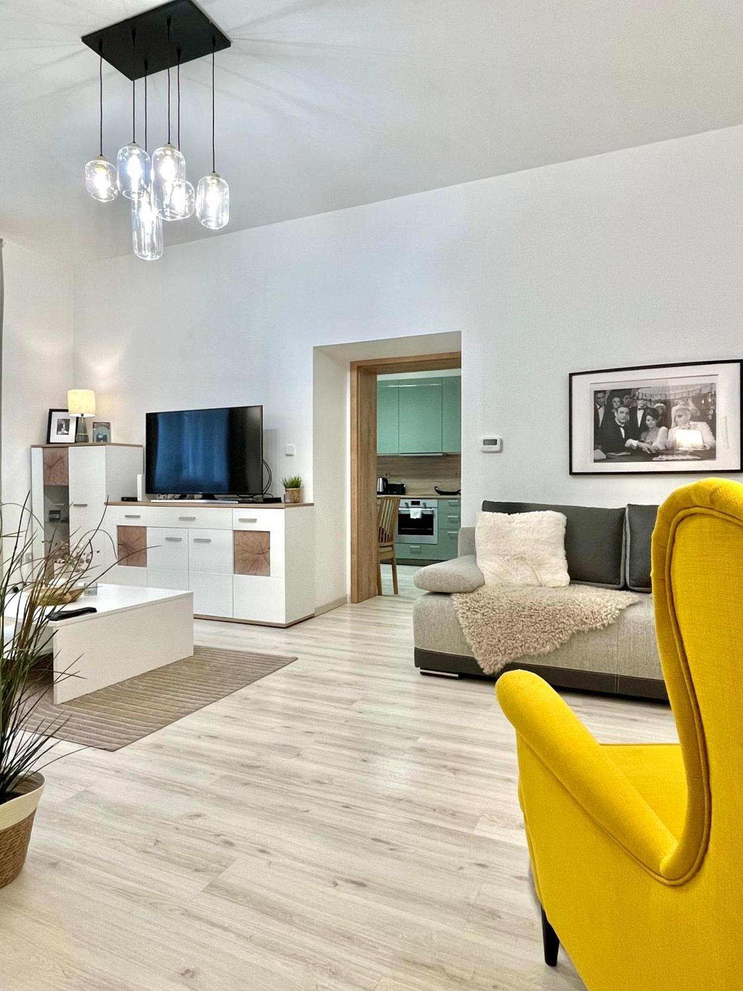 James Bond Apartment Old Town Bratislava Extérieur photo