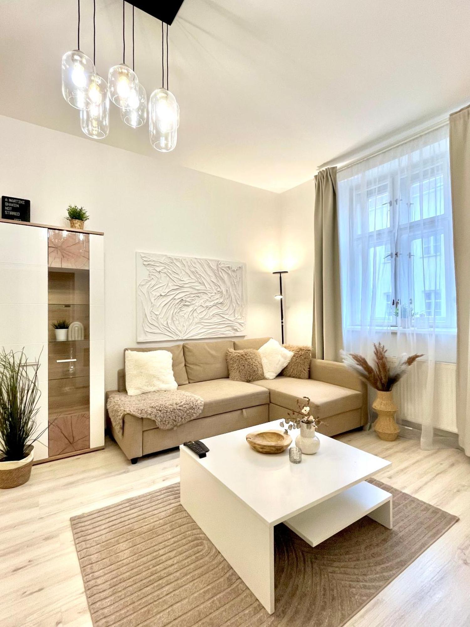 James Bond Apartment Old Town Bratislava Extérieur photo