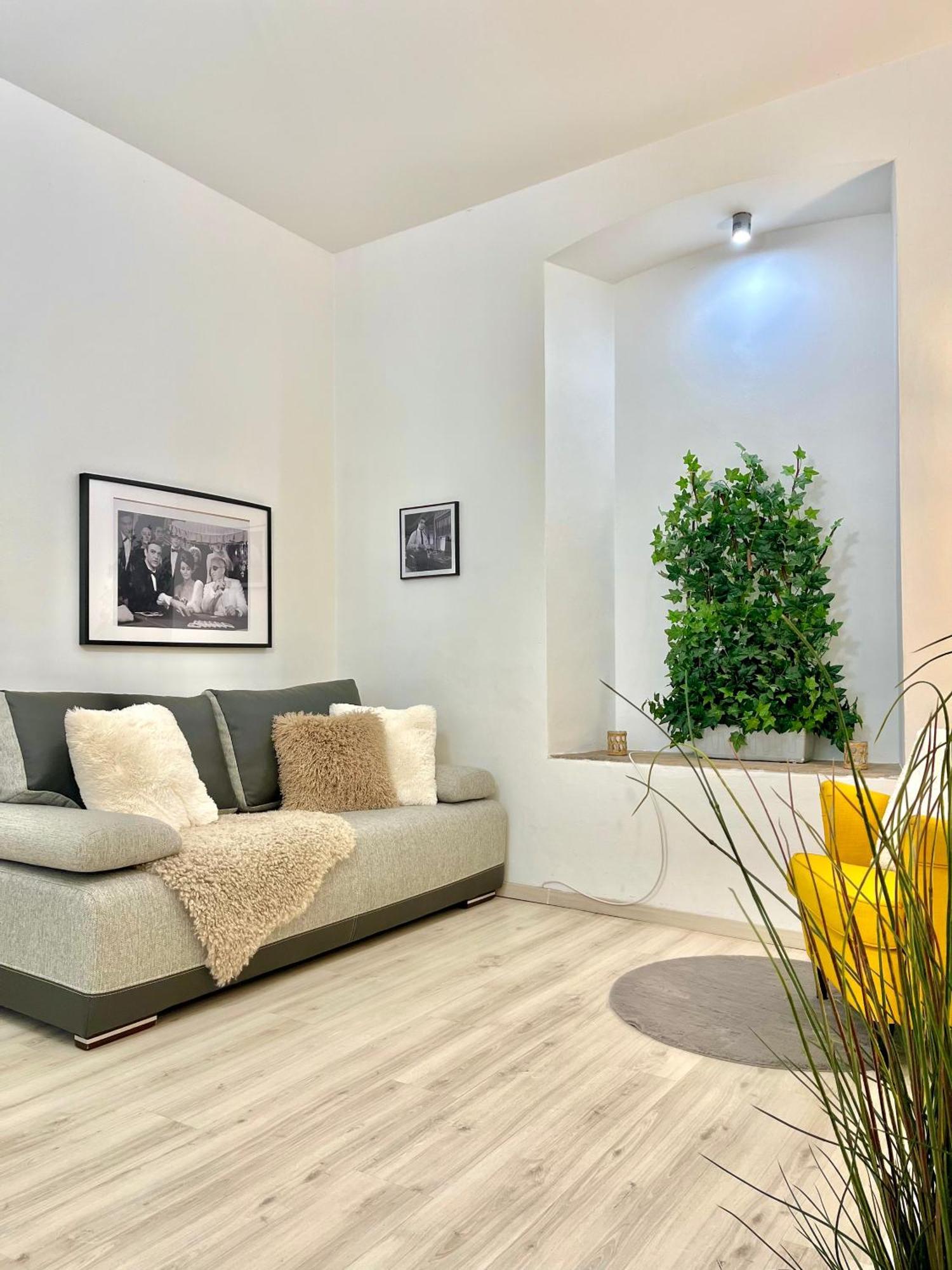 James Bond Apartment Old Town Bratislava Extérieur photo
