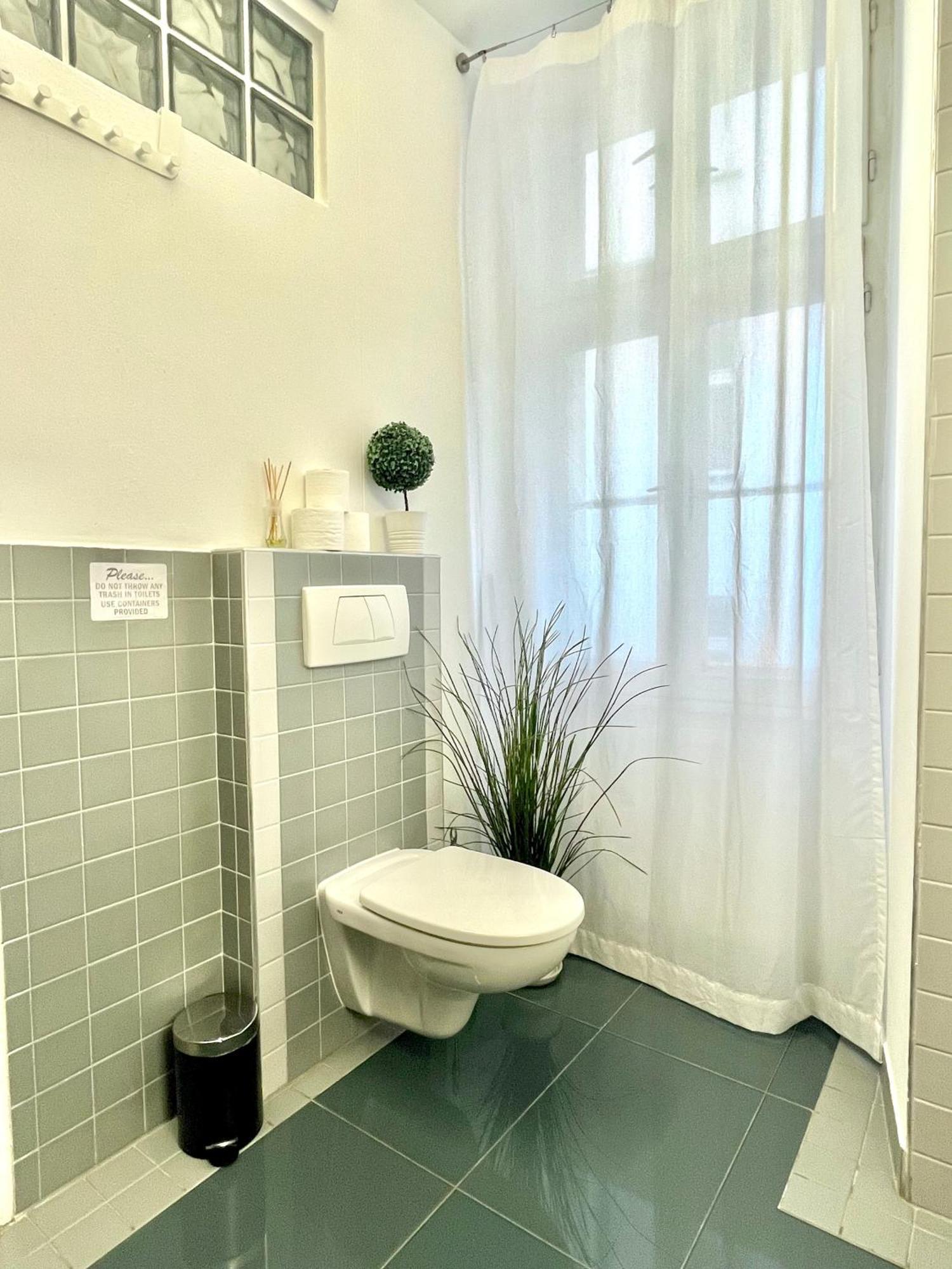 James Bond Apartment Old Town Bratislava Extérieur photo