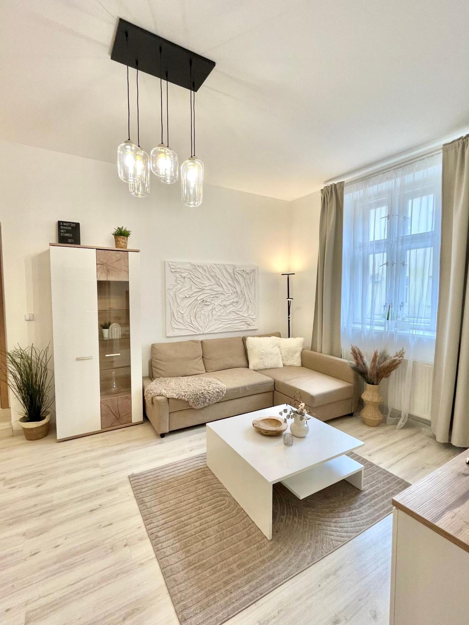 James Bond Apartment Old Town Bratislava Extérieur photo