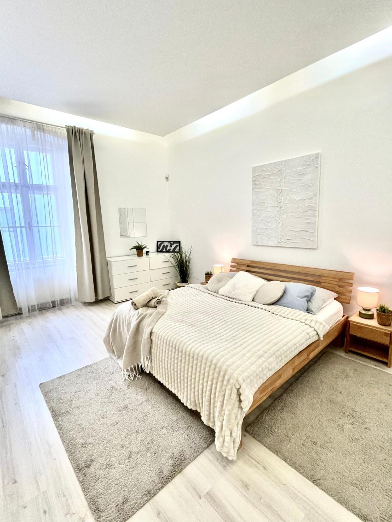 James Bond Apartment Old Town Bratislava Extérieur photo