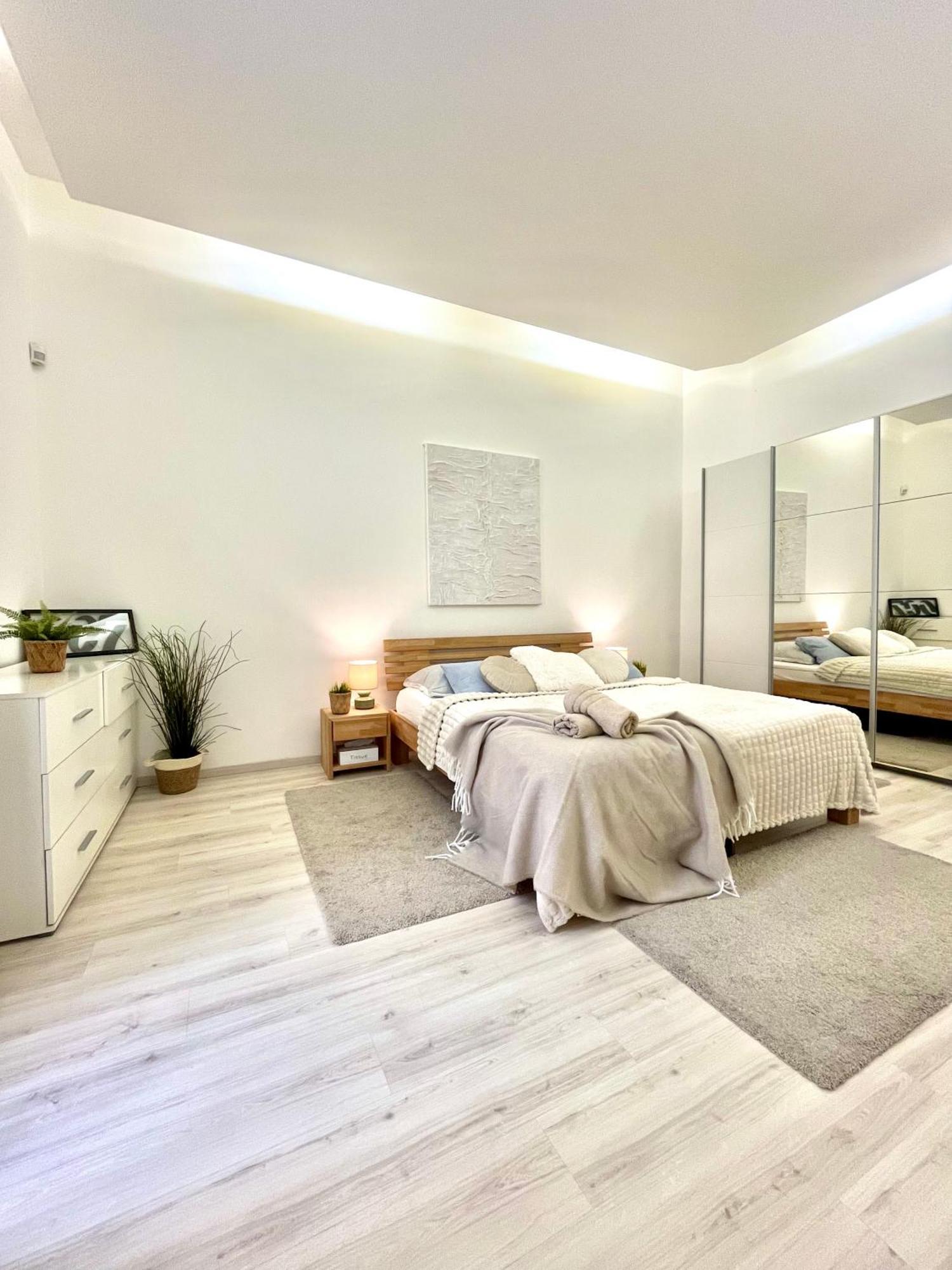 James Bond Apartment Old Town Bratislava Extérieur photo