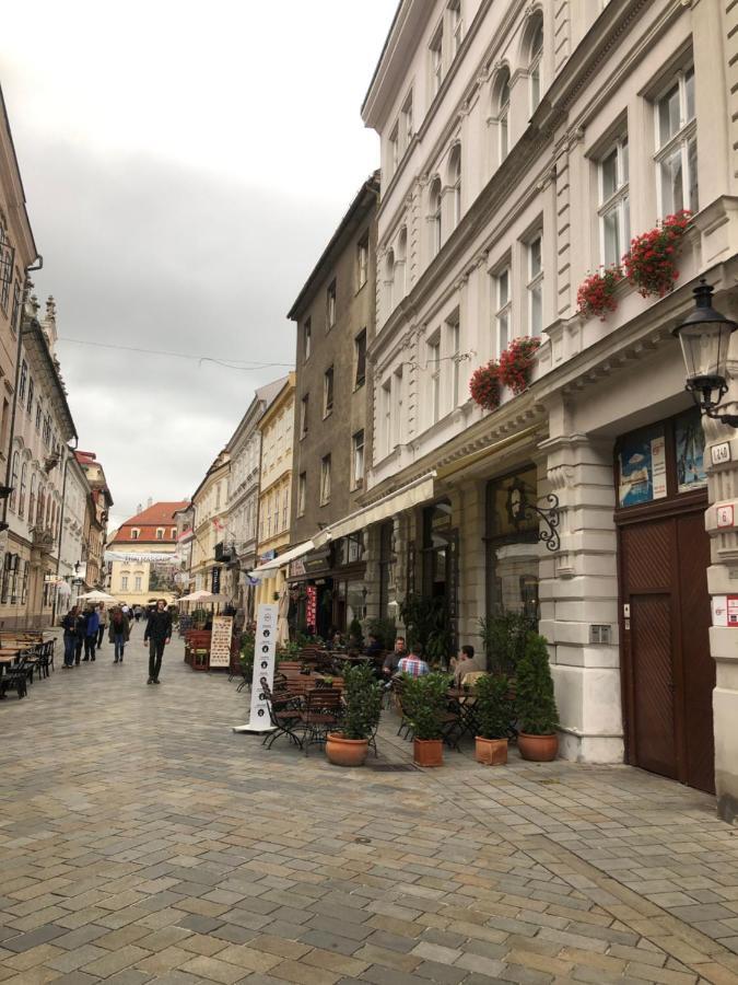James Bond Apartment Old Town Bratislava Extérieur photo